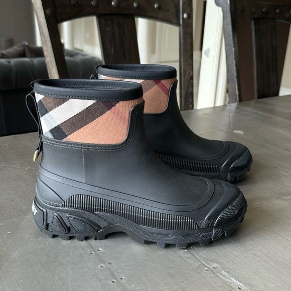 Burberry winter lug sole rain boot logo black rubber mid calf bootie sz 40 - Picture 1 of 10